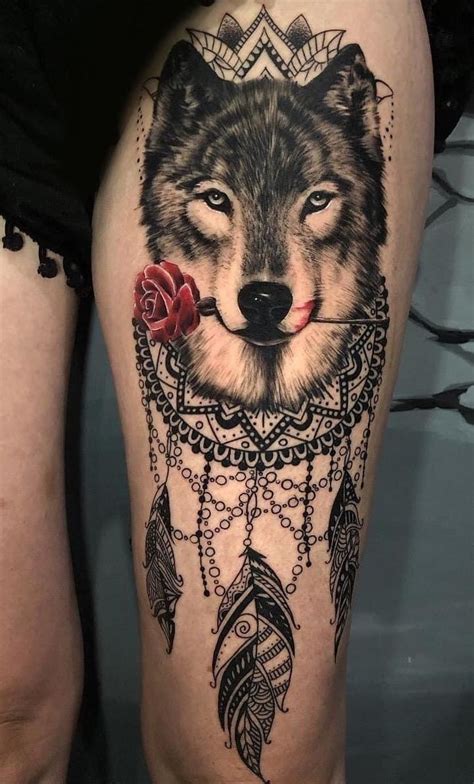 tatuagem feminina de lobo na coxa|Tatuagem de Lobo: significados e locais do corpo。